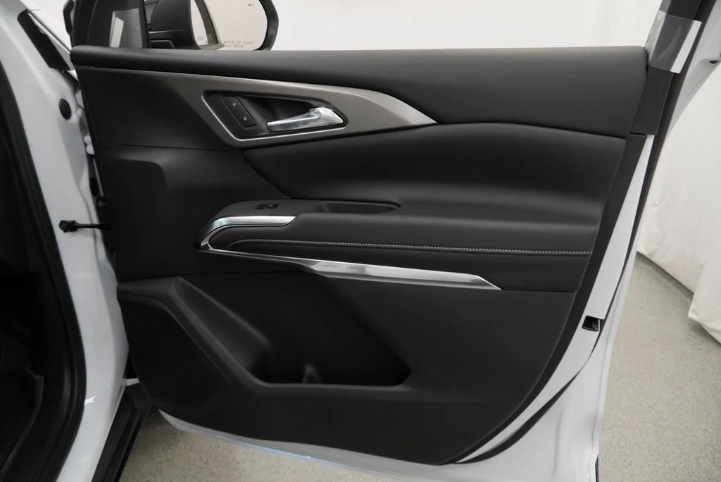 New 2027 Summit White Chevrolet LT image 26