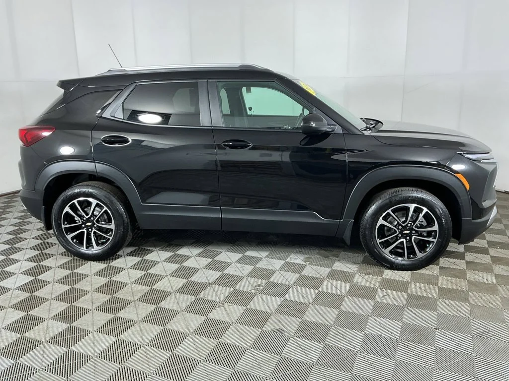 Used 2024 Mosaic Black Metallic Chevrolet LT image 17
