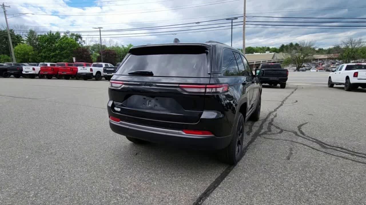 New 2026 Diamond Black Crystal Pearlcoat Jeep Laredo Altitude image 8