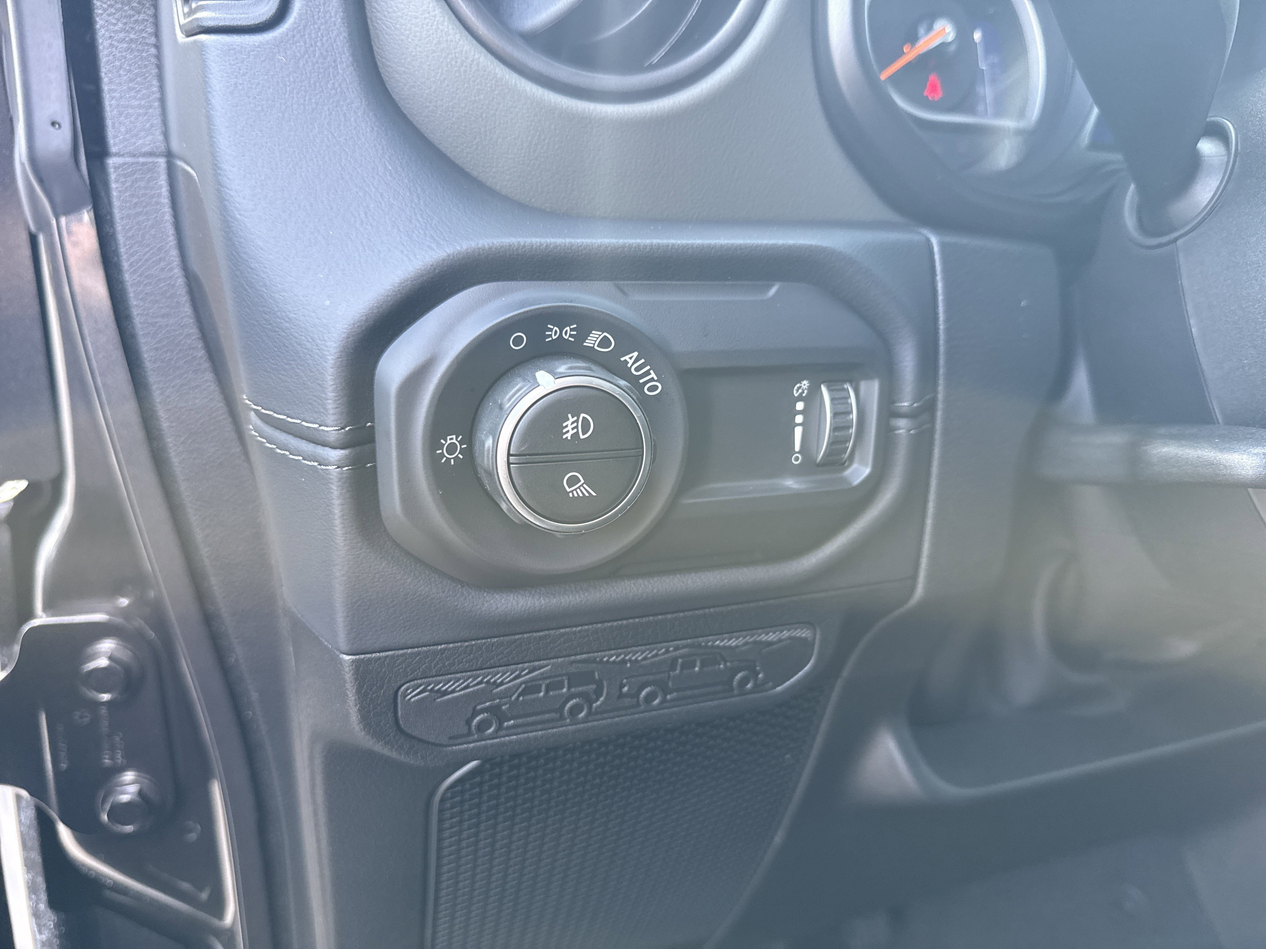 New 2026 Granite Crystal Metallic Clear-Coat Exterior Paint Jeep Mojave X image 31