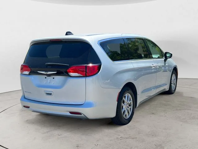Used 2023 Silver Chrysler LX image 5