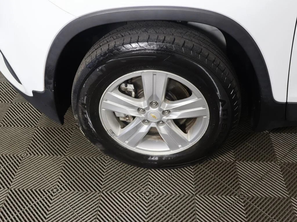 Used 2020 White Chevrolet LT image 14