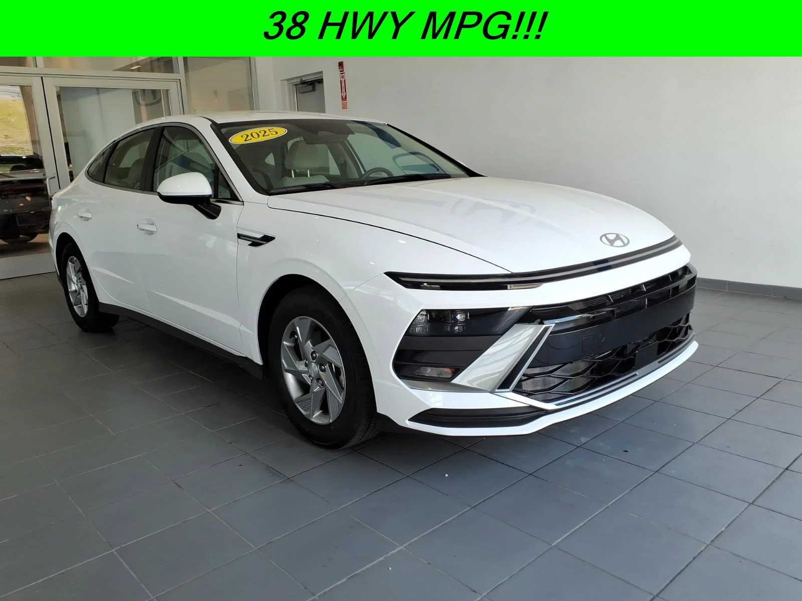 Used 2025 Serenity White Hyundai SE image 1