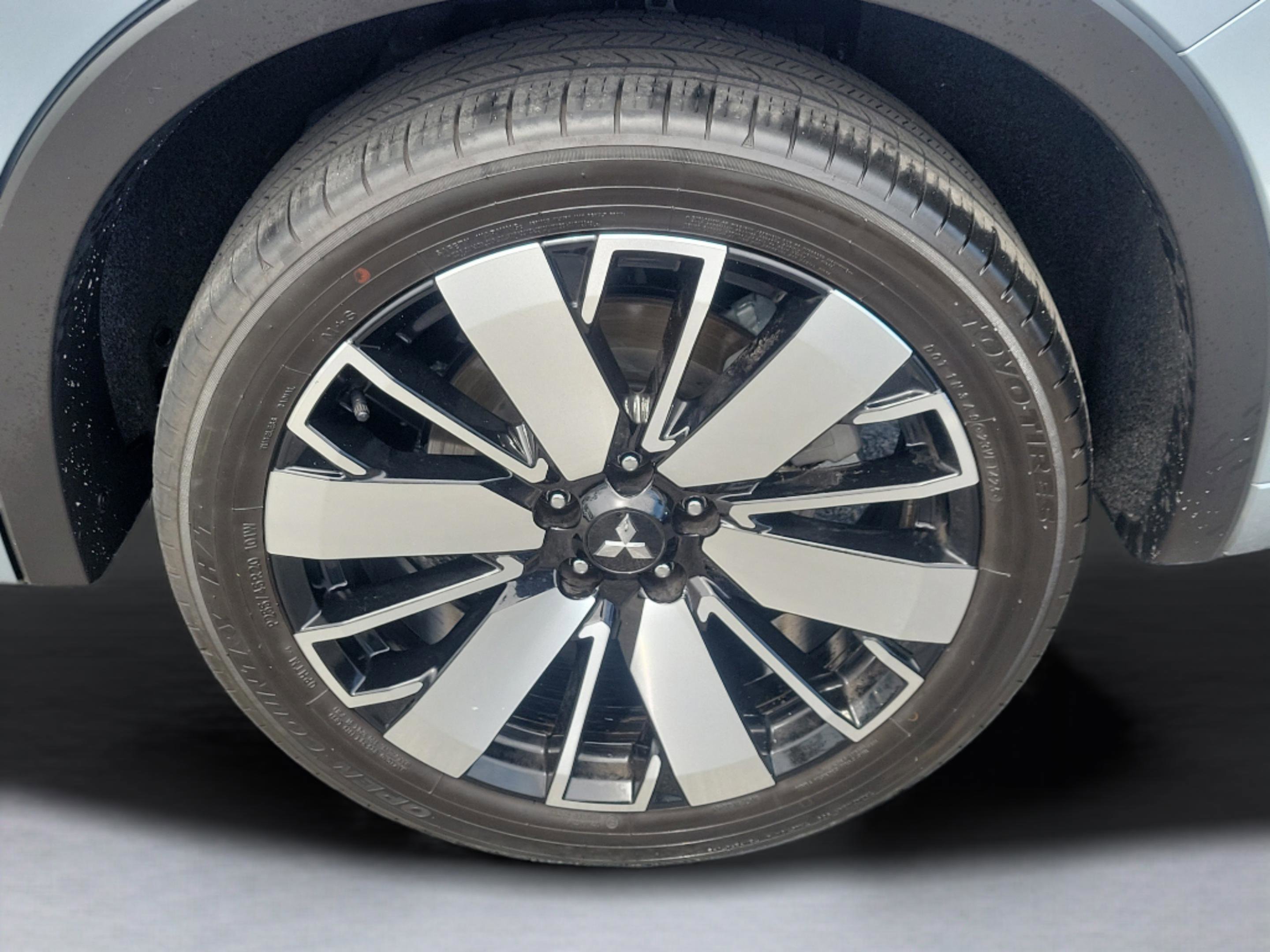 Used 2025 Moonstone Gray/Black Roof Mitsubishi SEL image 9