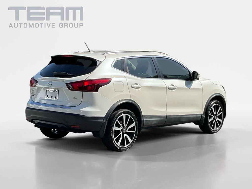 Used 2017 White Nissan SL image 7