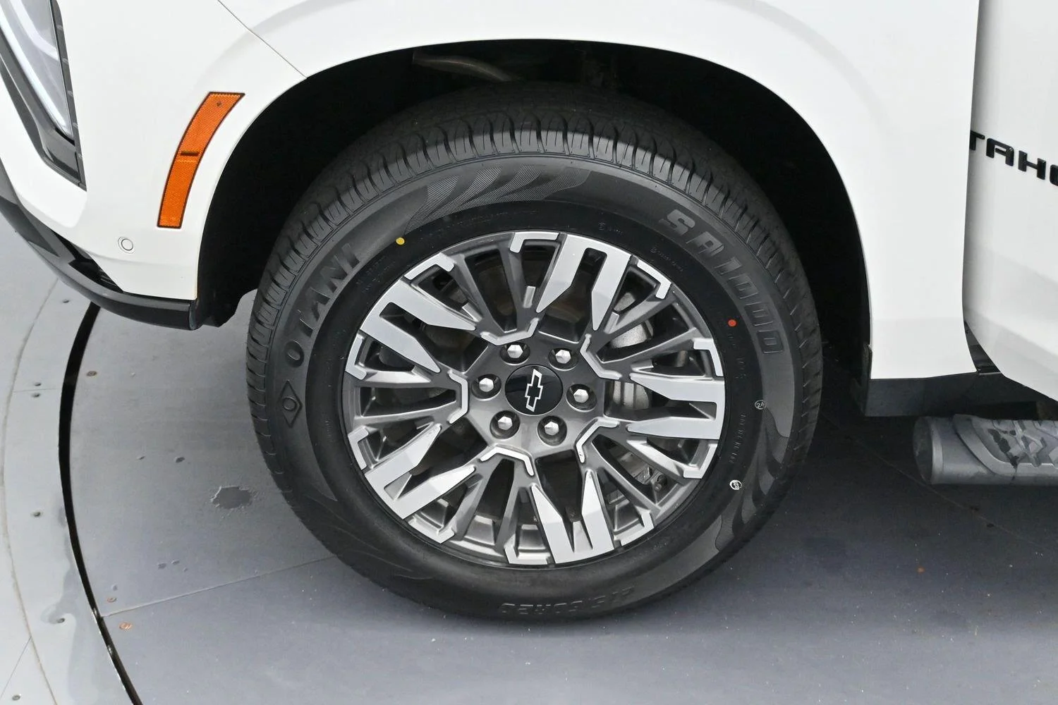 Used 2025 Iridescent Pearl Tricoat Chevrolet Z71 image 34