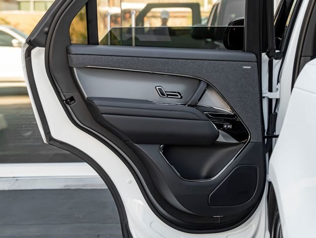 Used 2024 Fuji White Land Rover Dynamic SE image 25
