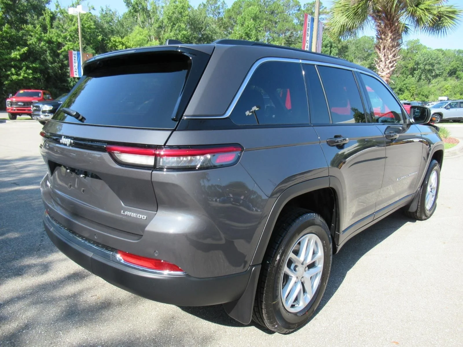 New 2026 Baltic Gray Metallic Clear-Coat Exterior Paint Jeep Laredo image 7