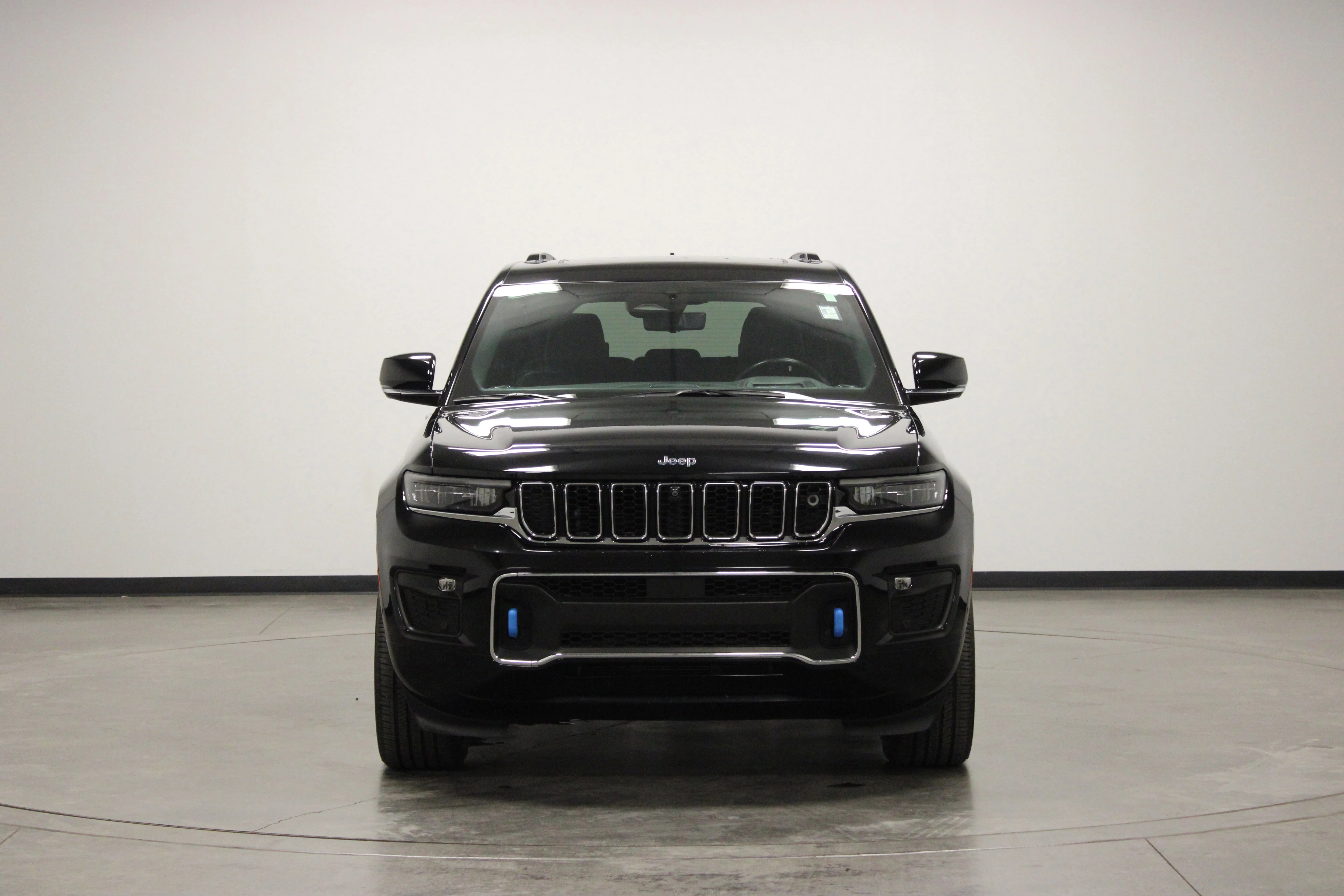 Used 2023 Diamond Black Crystal Pearlcoat Jeep Overland 4xe image 3
