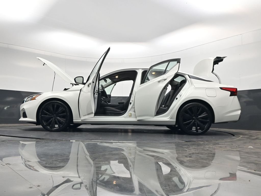 Used 2022 White Nissan 2.5 SR image 53