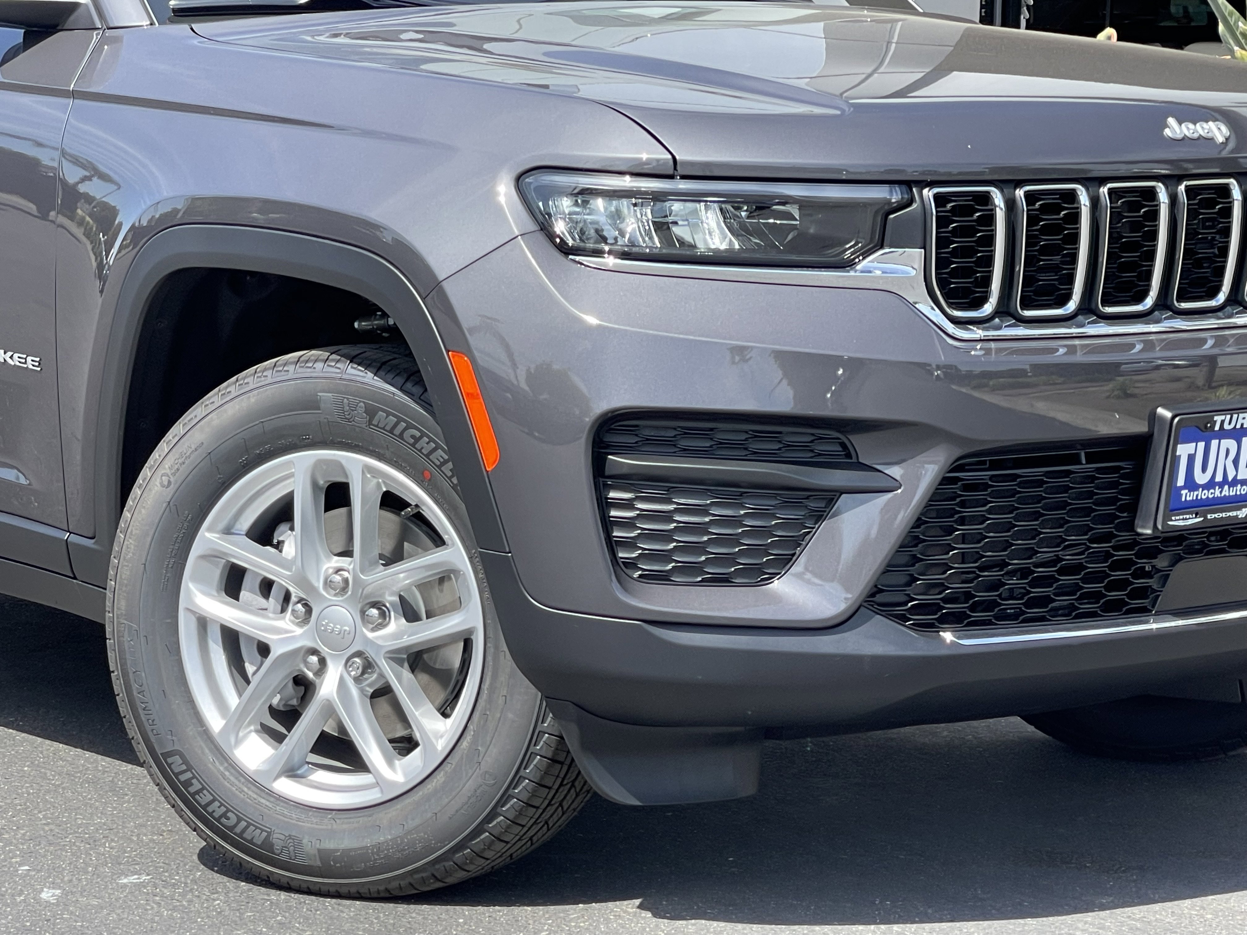 New 2026 Baltic Gray Metallic Clear-Coat Exterior Paint Jeep Laredo image 5