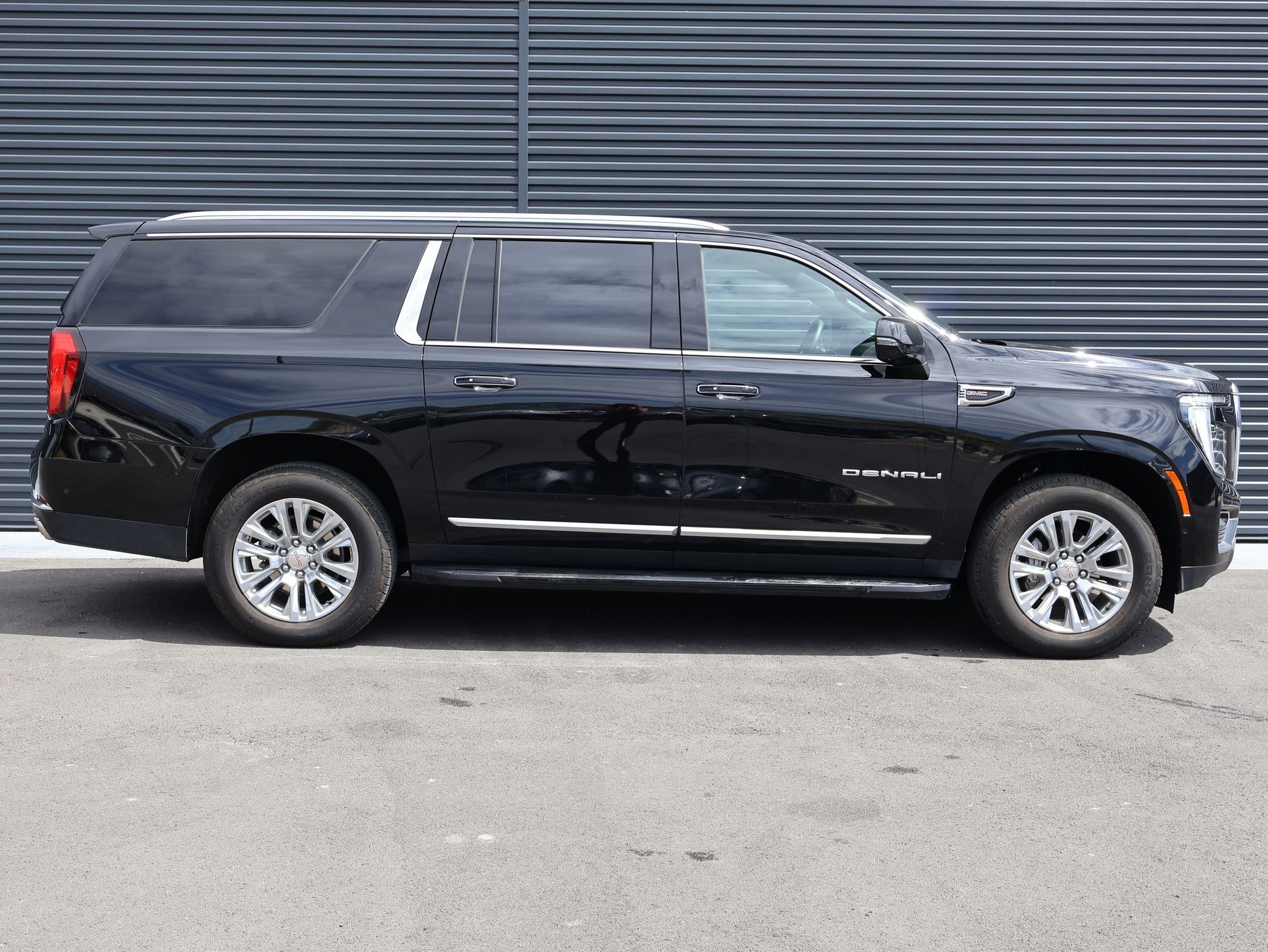 Used 2025 Onyx Black GMC Denali image 4