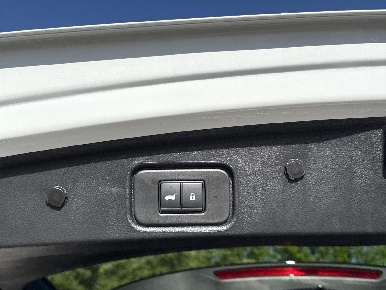 Used 2025 Everest White Pearl Tricoat/Super Black Nissan Platinum image 25