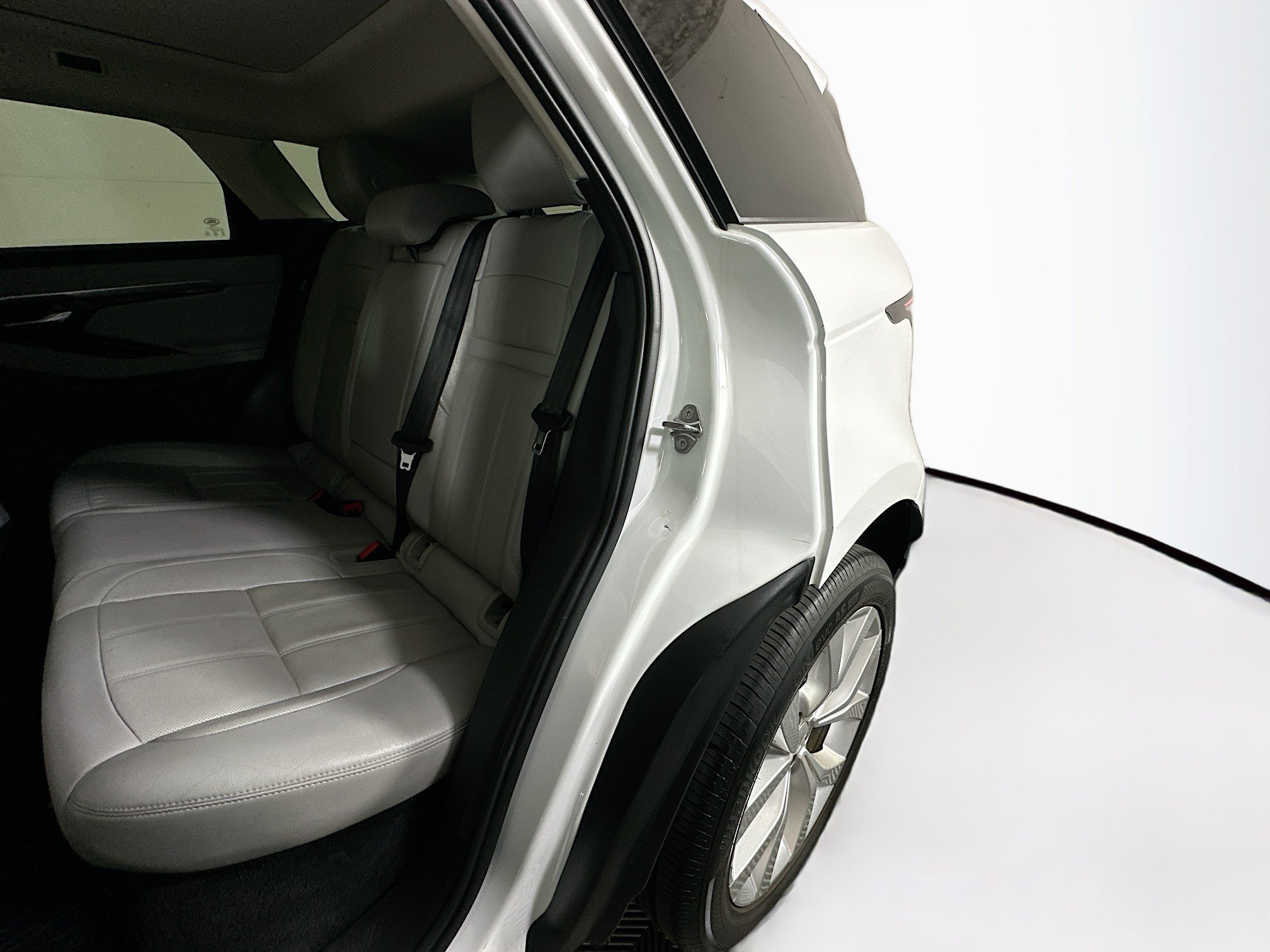 Used 2020 White Land Rover SE image 26