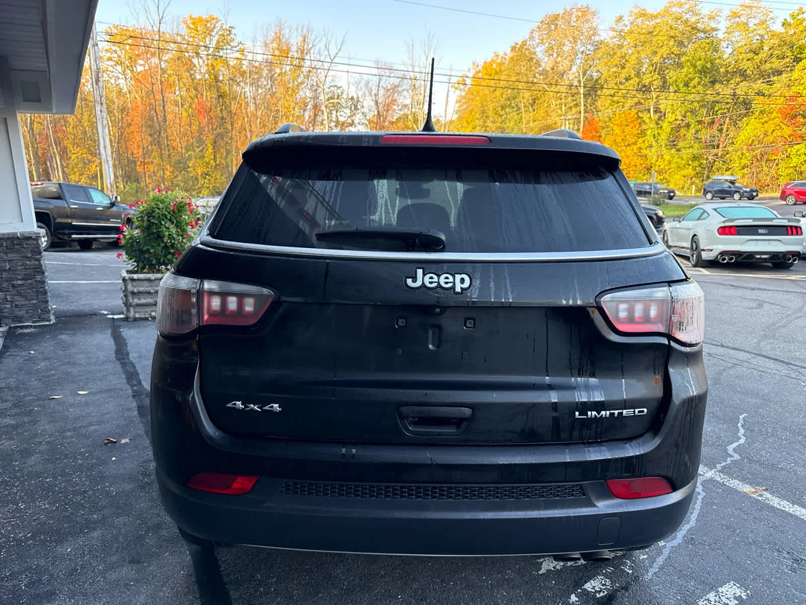 Used 2022 Diamond Black Crystal Pearlcoat Jeep Limited image 4