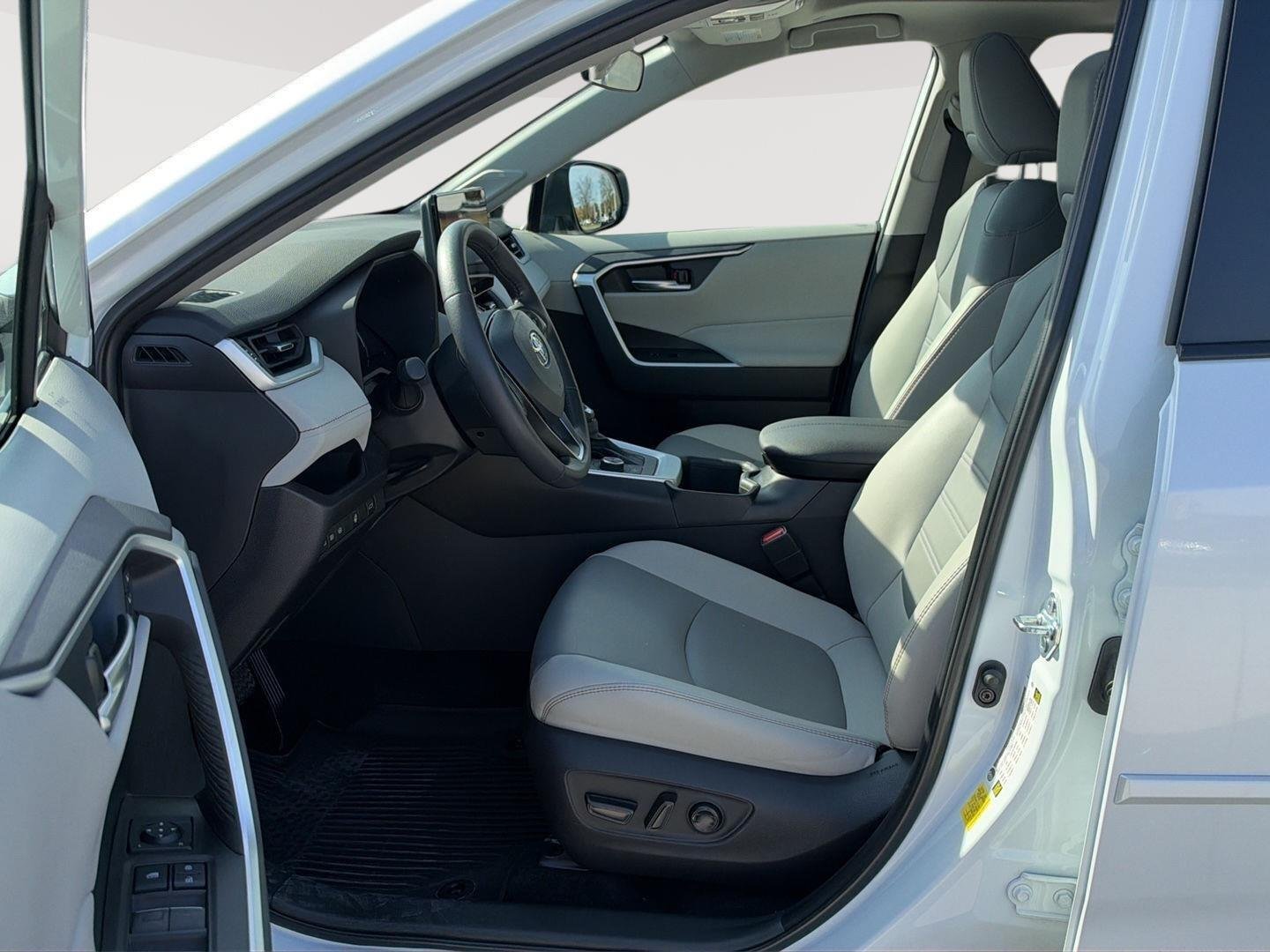 Used 2025 Wind Chill Pearl Toyota XLE Premium image 3