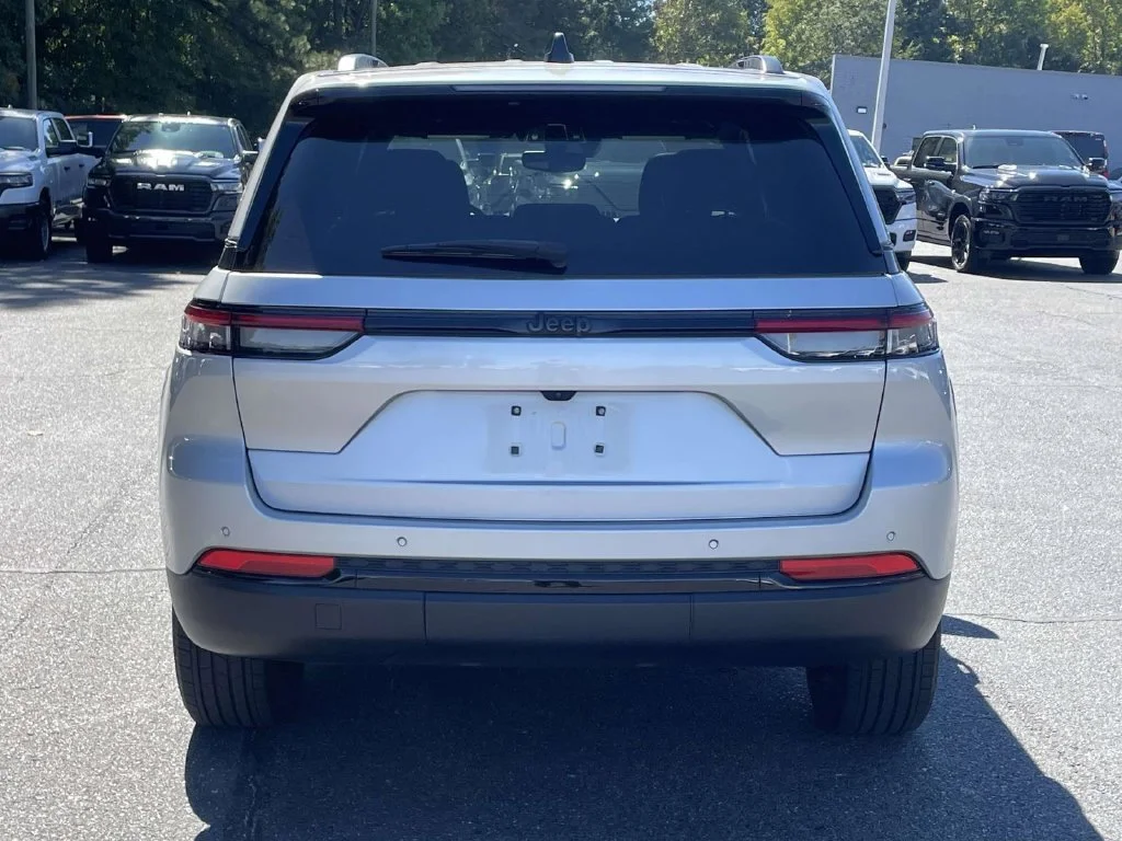 Used 2024 Silver Jeep Altitude X image 8