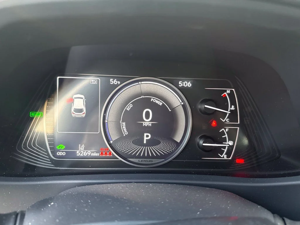 Used 2024  Lexus 250h Premium image 2