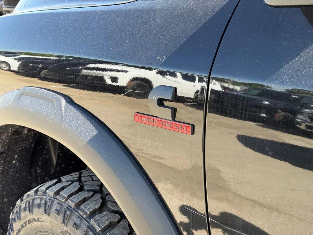New 2026 Diamond Black Crystal Pearl-Coat Exterior Paint RAM Tradesman image 12