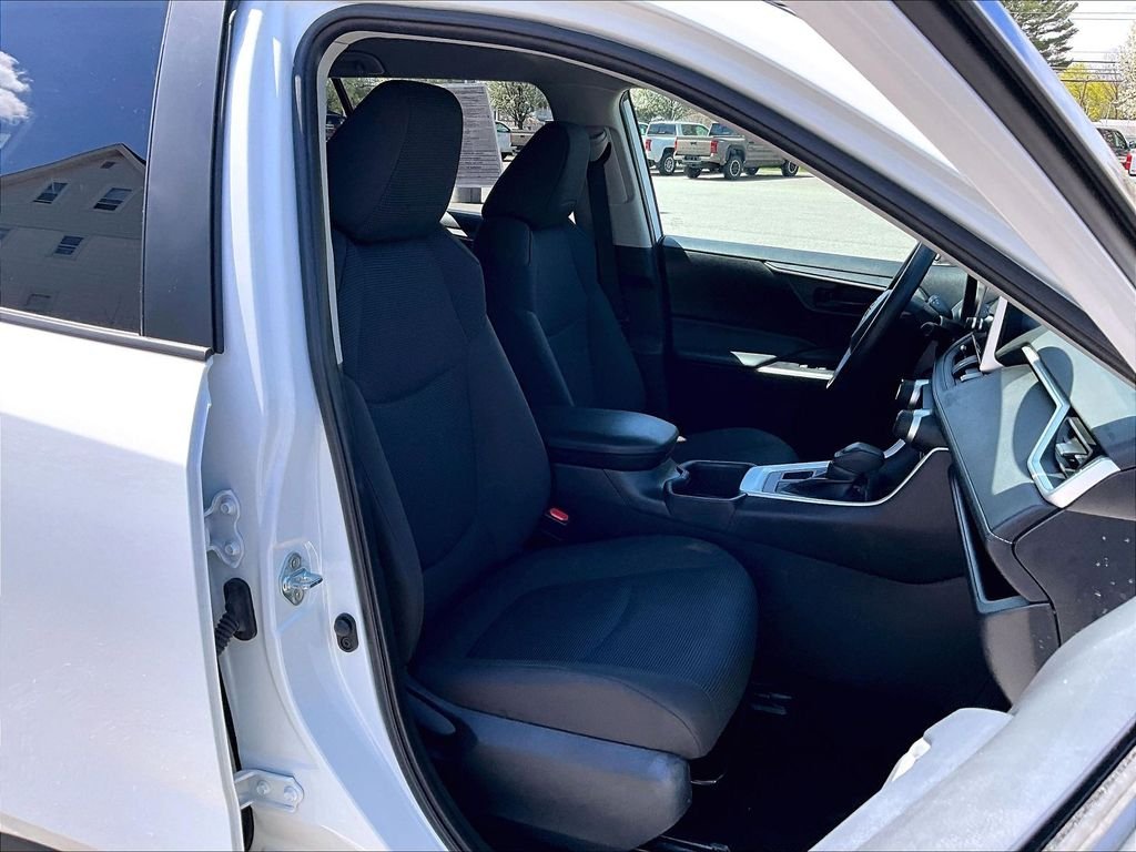 Used 2025 Ice Toyota LE image 11