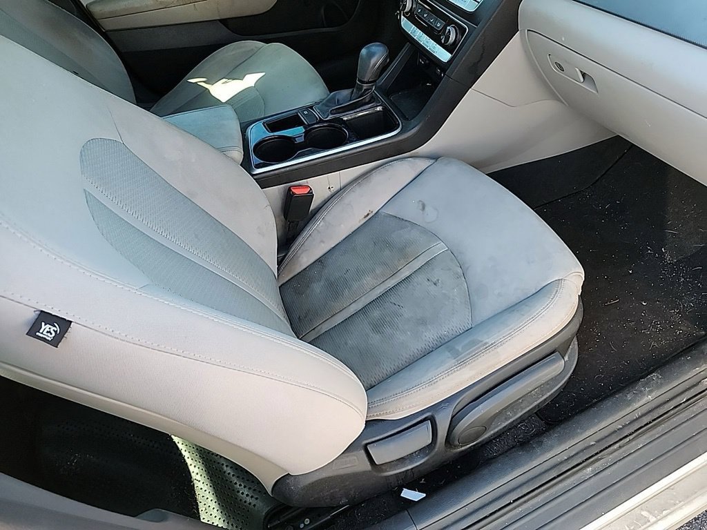 Used 2019 Silver Hyundai SE image 4