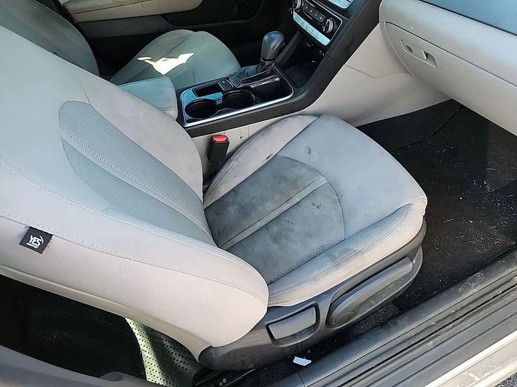 Used 2019 Silver Hyundai SE image 4
