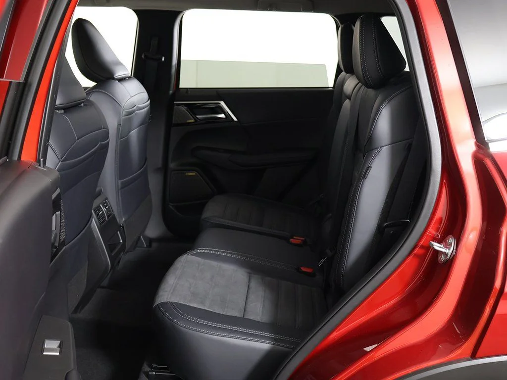 2025 Mitsubishi Outlander SE - Photo 33