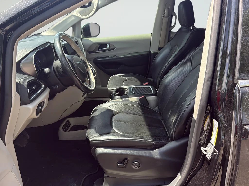 Used 2019 Black Chrysler Limited image 10
