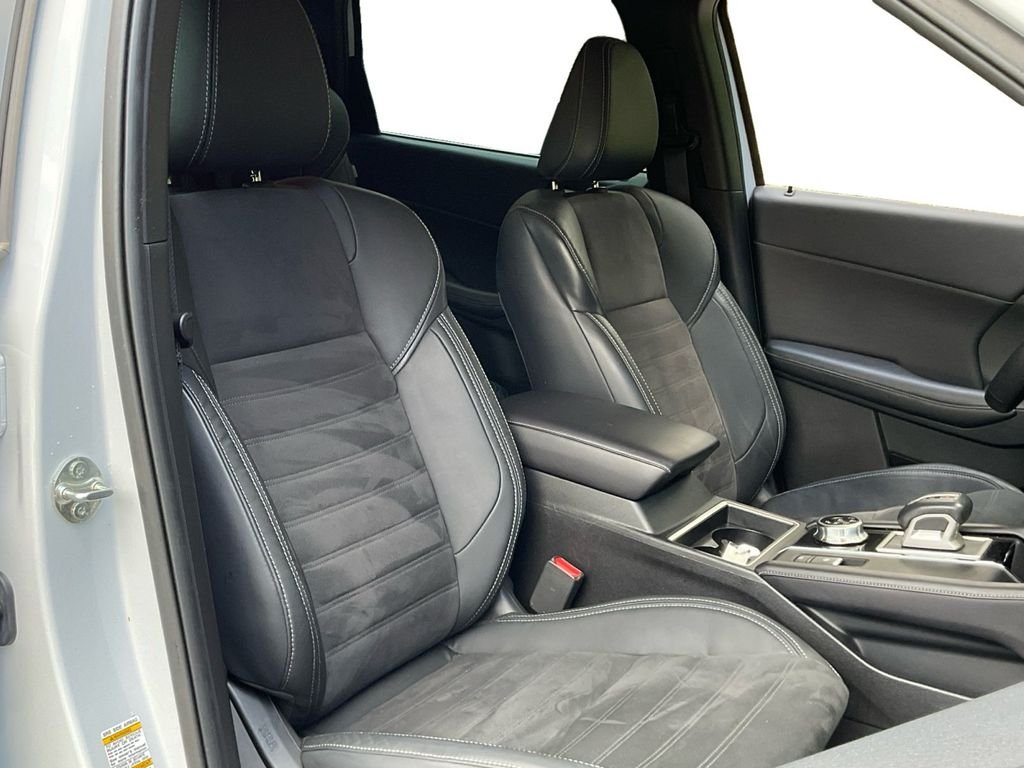 Used 2023 White Mitsubishi SE Special Edition image 27