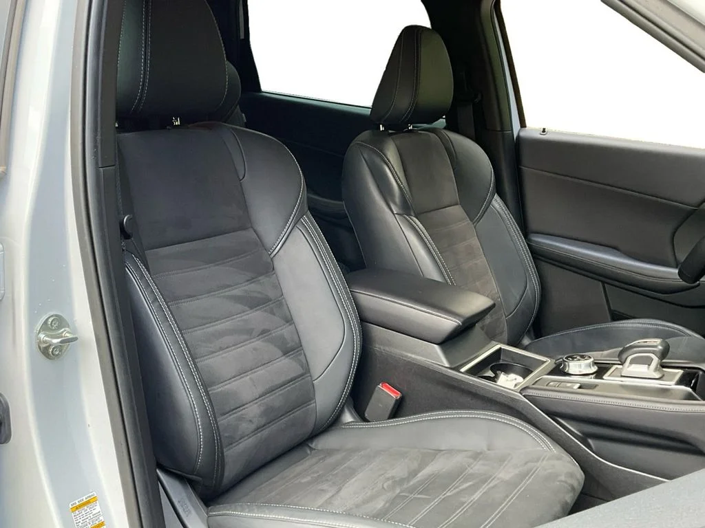 Used 2023 White Mitsubishi SE Special Edition image 27