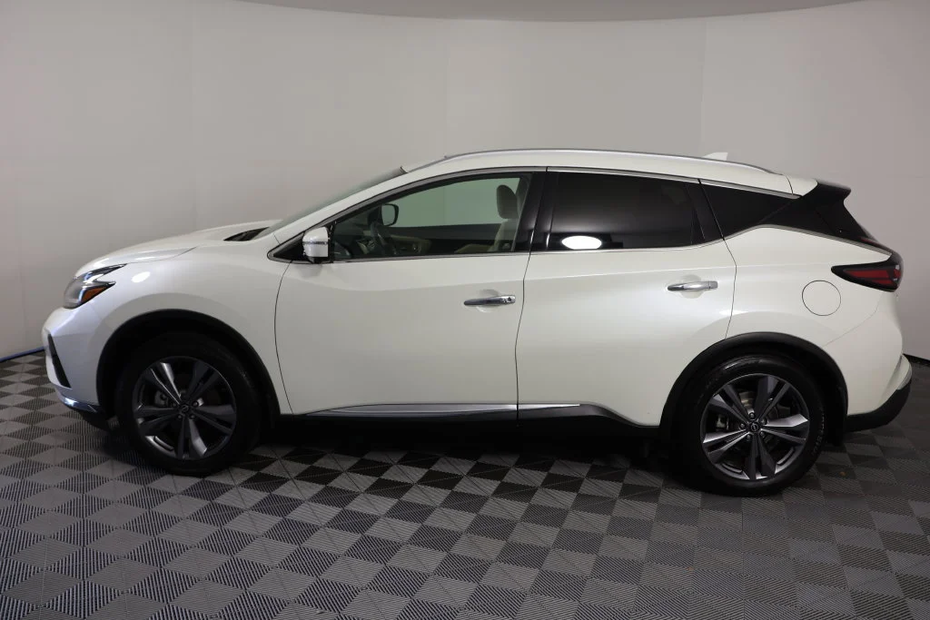 Used 2023 Pearl White Nissan Platinum image 5