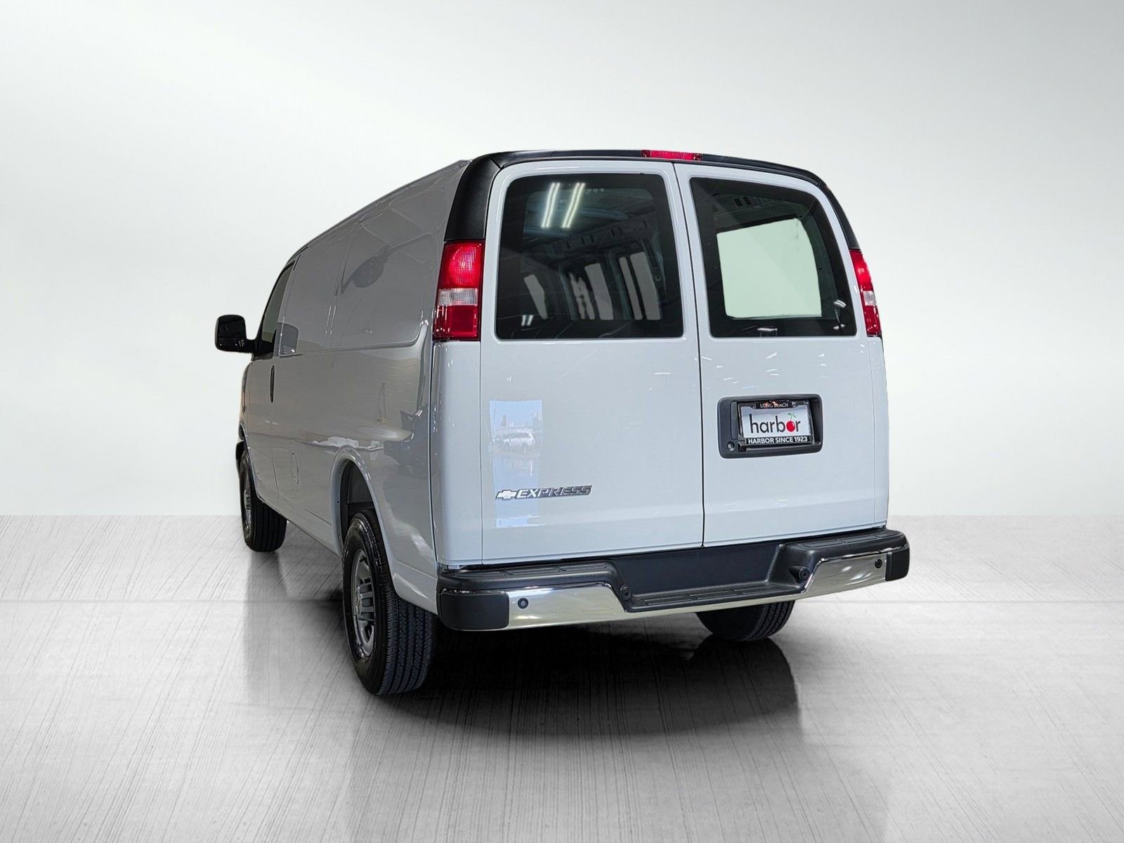New 2026 Summit White Chevrolet WT image 5