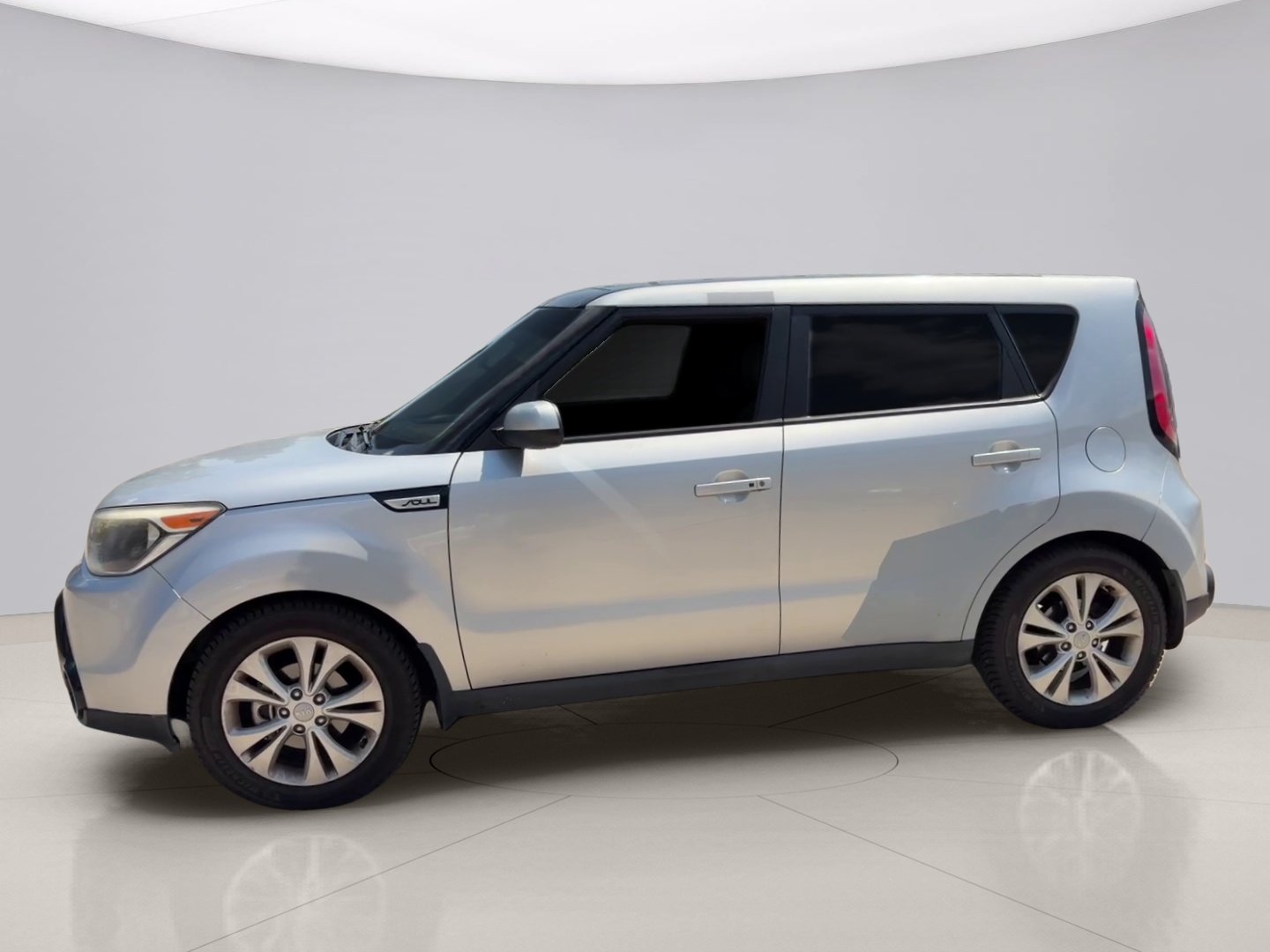 Used 2015 Silver Kia + image 2
