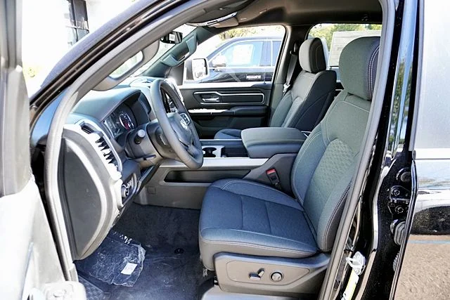 New 2026 Diamond Black Crystal Pearl-Coat Exterior Paint RAM Big Horn/Lone Star image 17