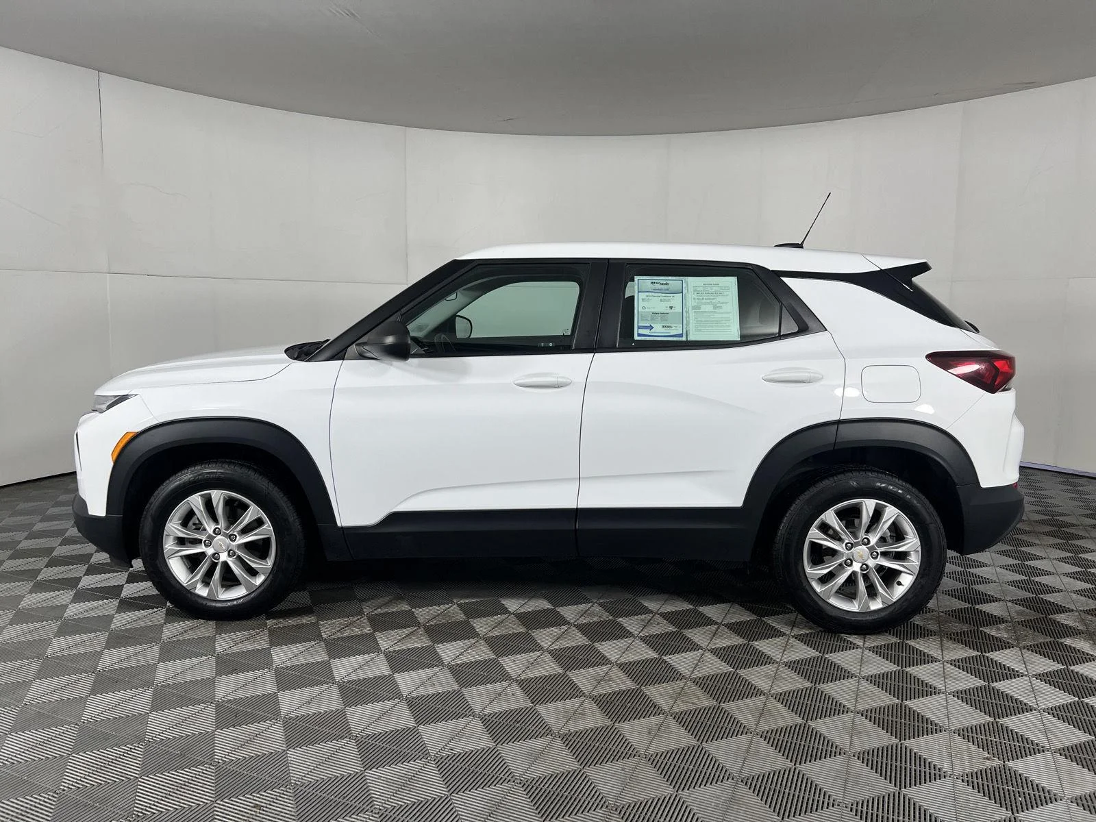 Used 2021 SUMMIT WHITE Chevrolet LS image 13