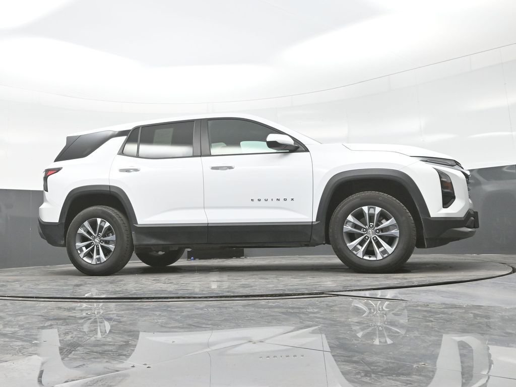 Used 2025 White Chevrolet LT image 32