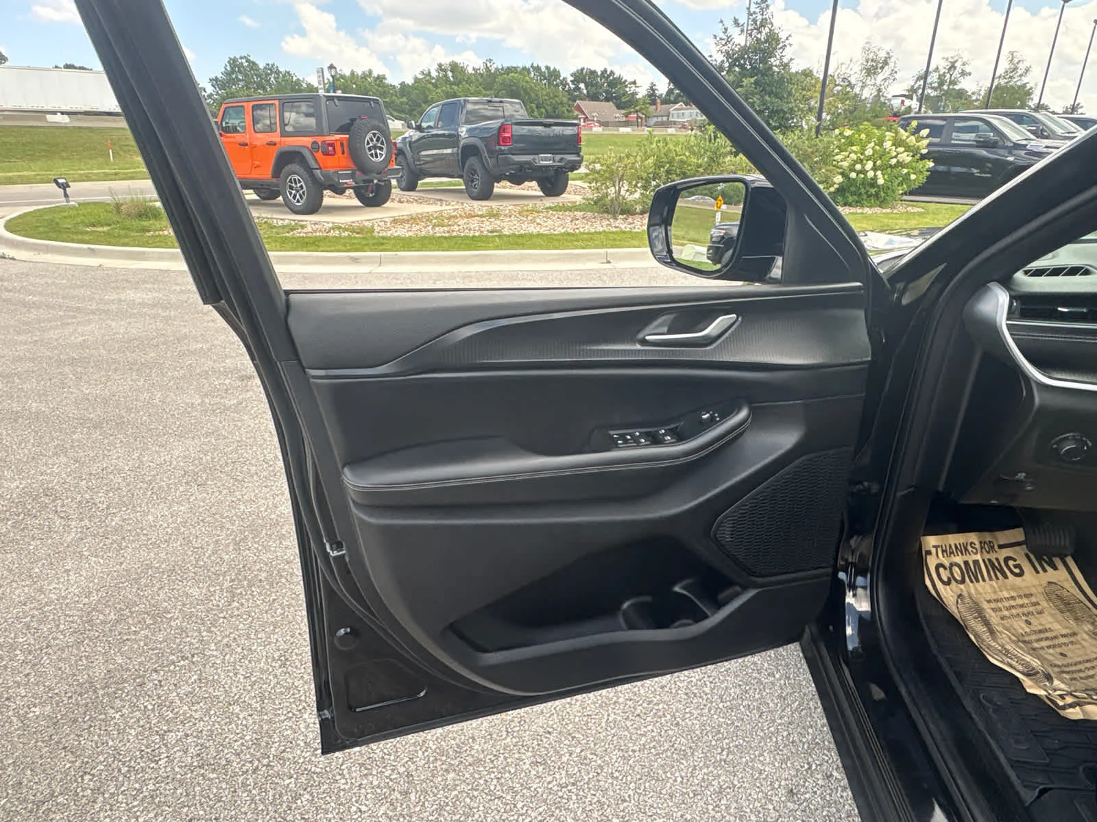 Used 2023 Diamond Black Crystal Pearlcoat Jeep Altitude X image 20