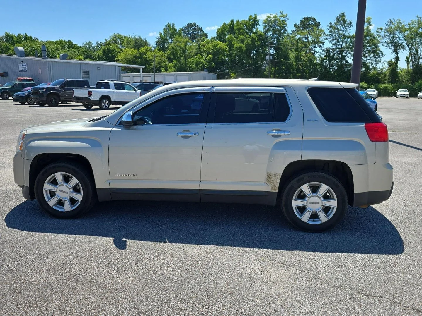 Used 2013 Champagne Silver Metallic GMC SLE image 6