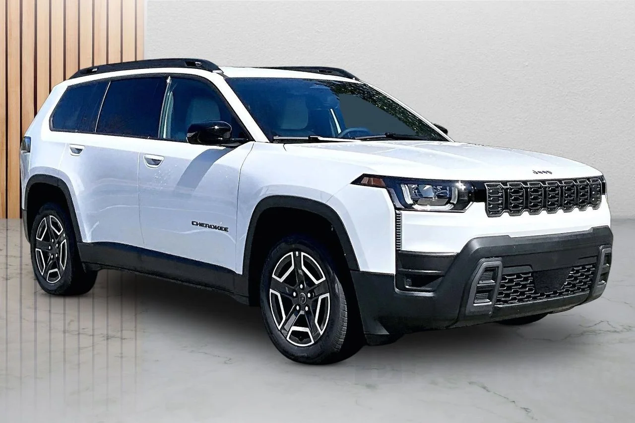 New 2026 Bright White Clear-Coat Exterior Paint Jeep Laredo image 2