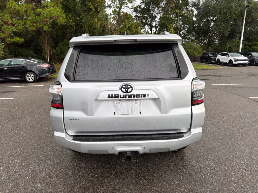 Used 2018 Classic Silver Metallic Toyota SR5 image 5