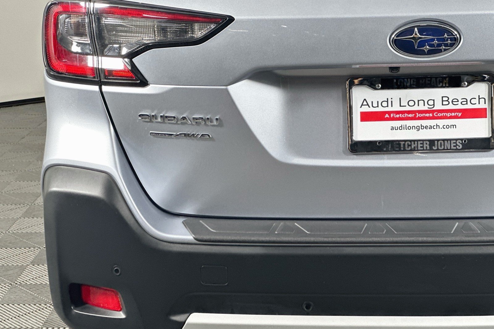Used 2024 Ice Silver Metallic Subaru Limited image 17