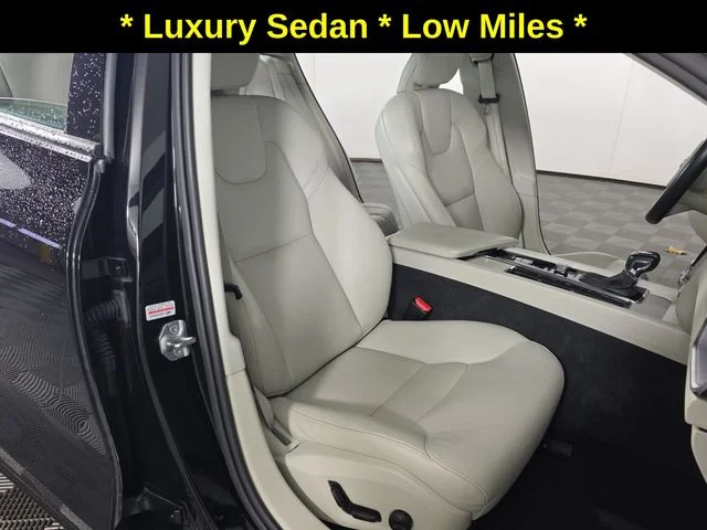 Used 2019 Black / Stone Volvo T5 Momentum image 27