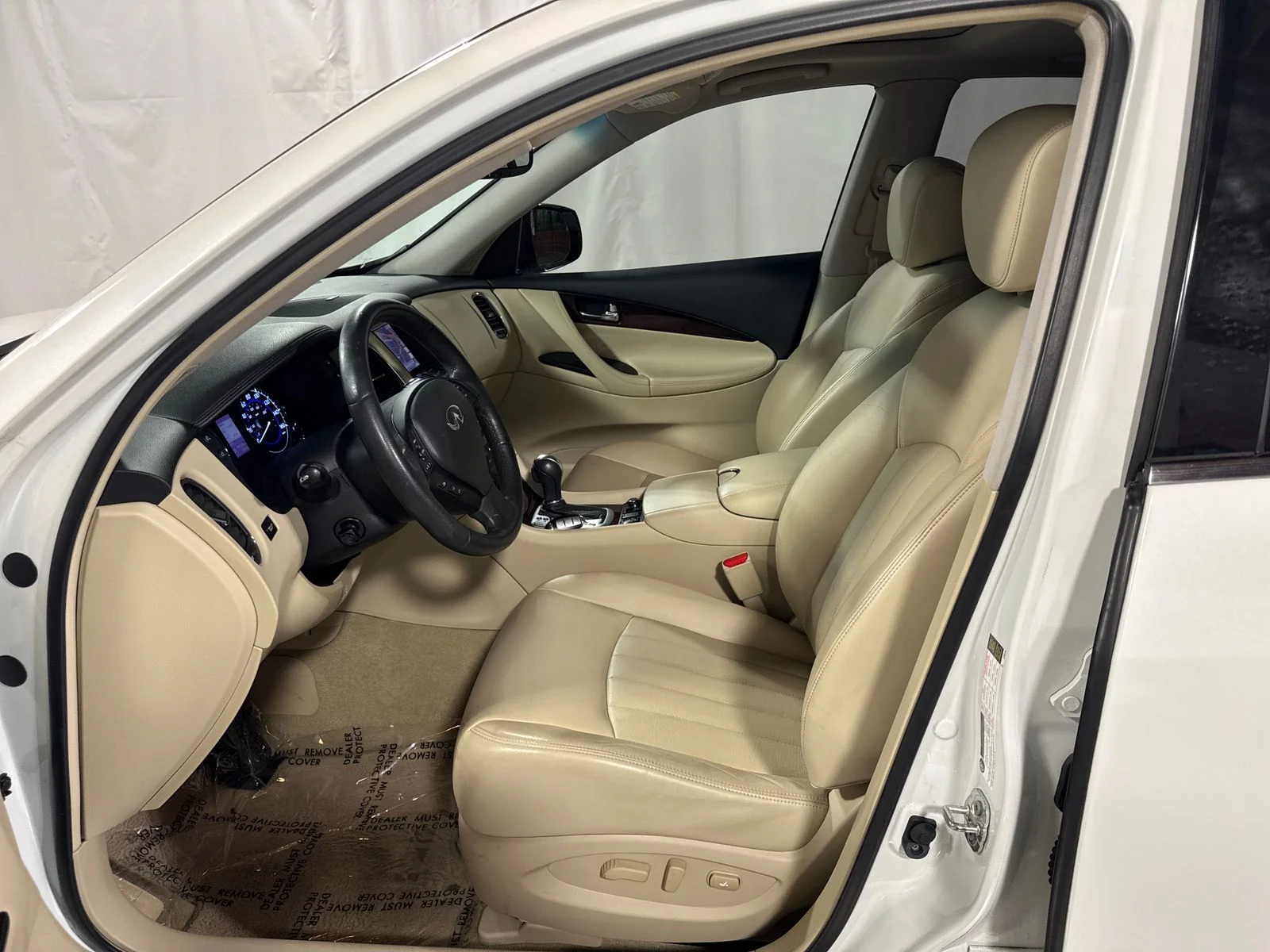 Used 2017 White INFINITI Base image 3