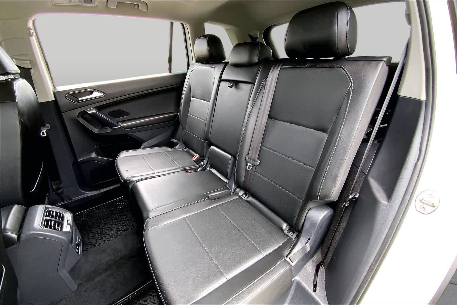Used 2018 Pure White Volkswagen SE image 20