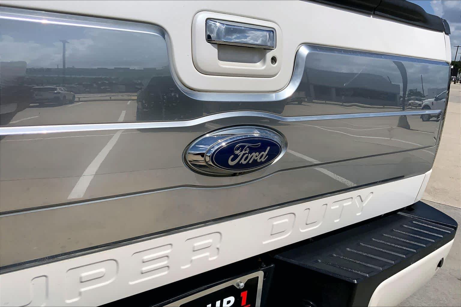 Used 2015 White Platinum Metallic Tri-Coat Ford Platinum image 30