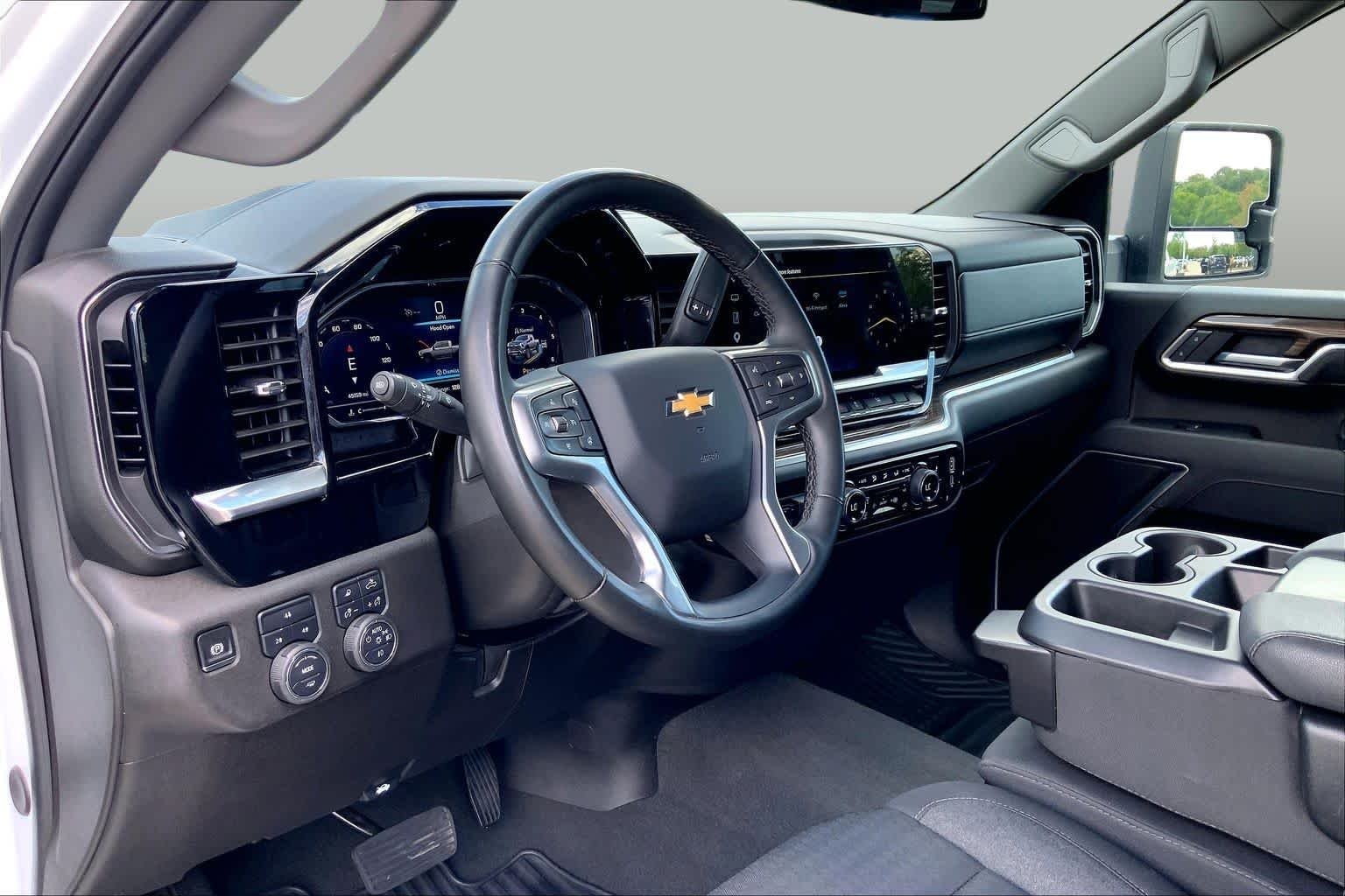Used 2025 Summit White Chevrolet LT image 17