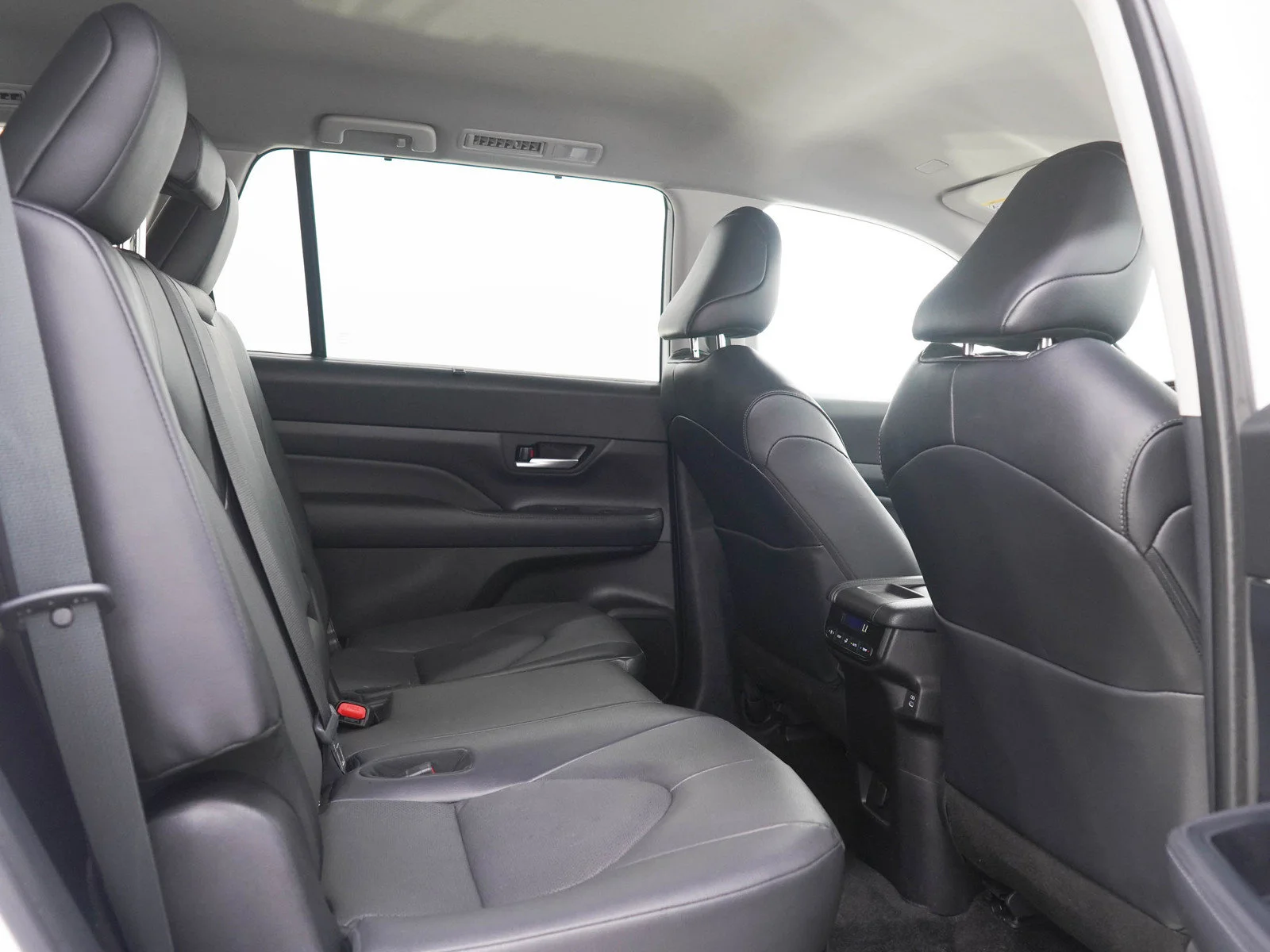 Used 2025  Toyota XLE image 13