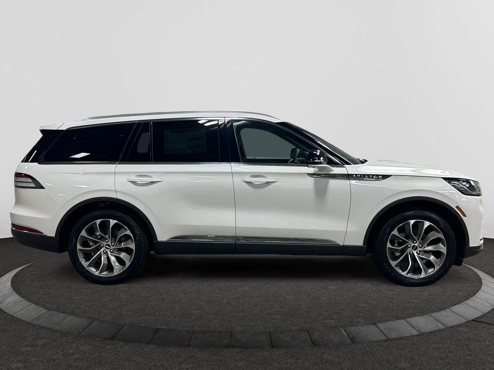 New 2026 Pristine White Metallic Tri-Coat Lincoln Reserve image 6