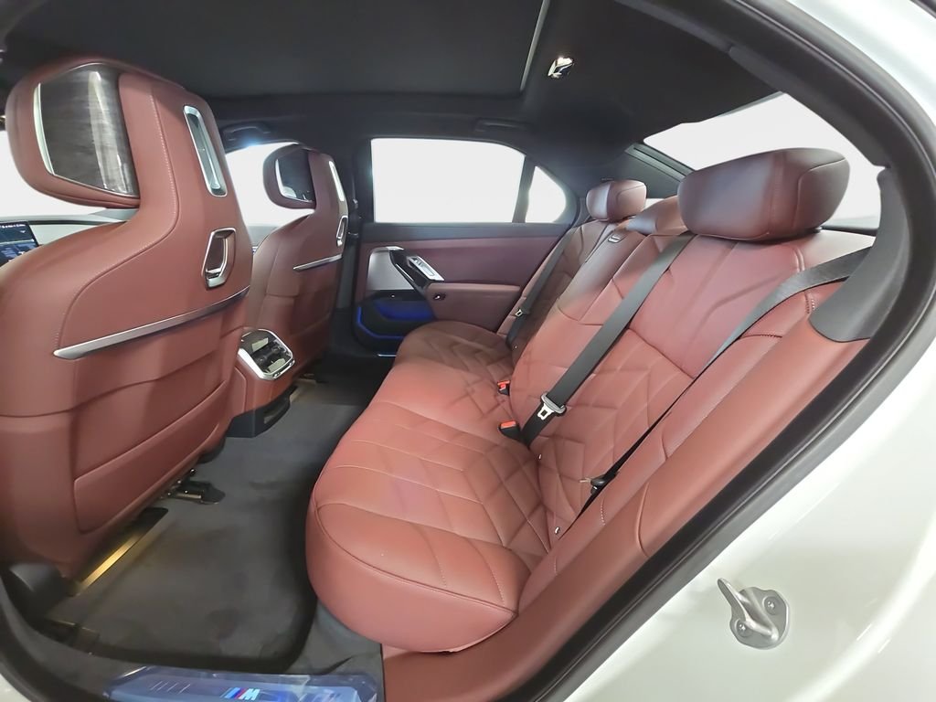 2026 BMW 7 Series 750e - Photo 9