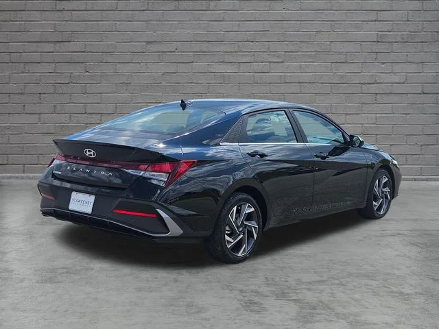 Used 2025 Black Hyundai SEL Sport image 5